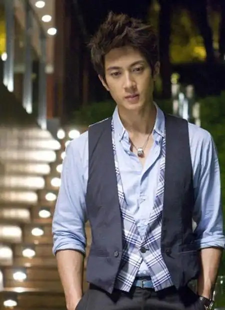 还记得飞轮海组合的吴尊吗,他可是万千少女仰慕的美男子,不过在2011年