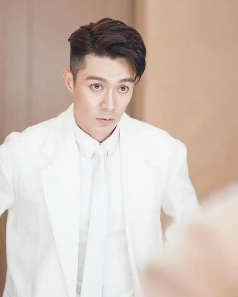 今年38岁的周柏豪还是挺帅的,身材也很好,好喜欢他