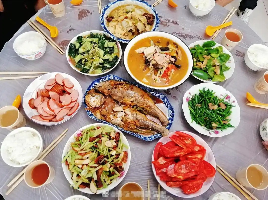 原创中秋节不同家庭的家宴,一对比就知道经济情况,最后的让人心疼