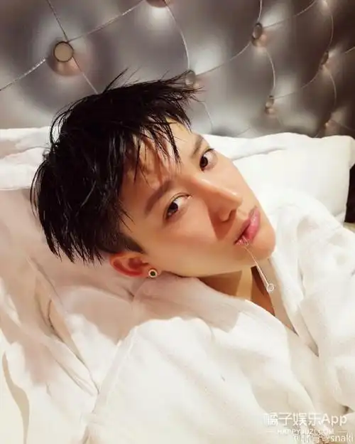 音乐应该是他的梦想吧,微博简介还写着歌手林弯弯.