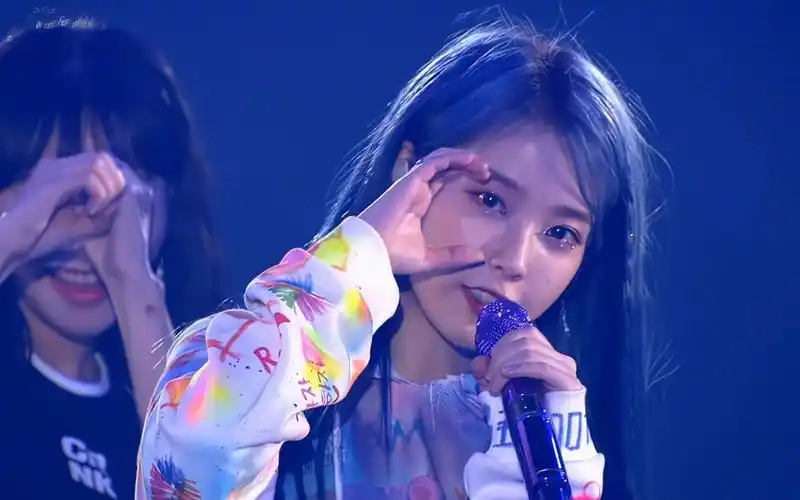 【iu李知恩】演唱会惊现《bbibbi》神级现场!