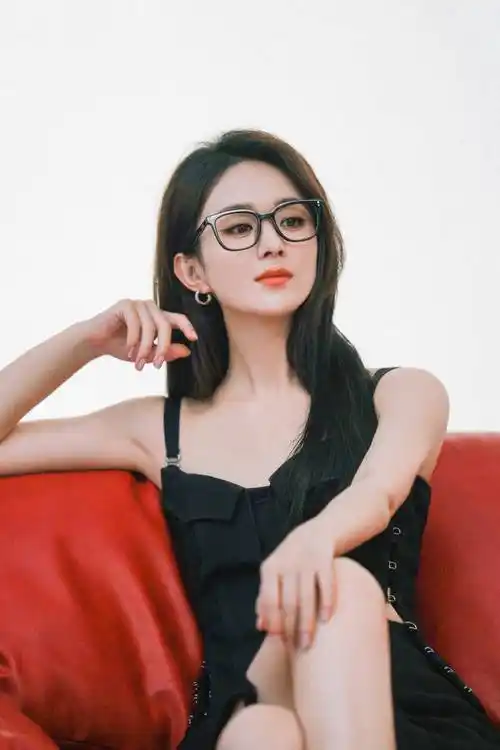 赵丽颖穿黑色吊带戴黑眼镜露大美腿!