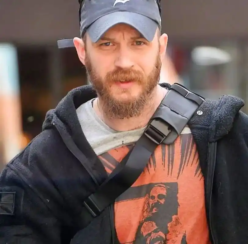 送你一张汤老师头像.#汤姆哈迪 #tomhardy #头像  - 抖音