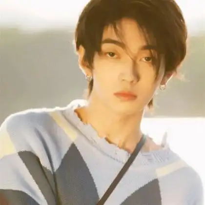 男生阳光开朗帅哥头像