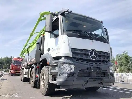 8x4底盘 63米长上装,实拍奔驰arocs水泥泵送车