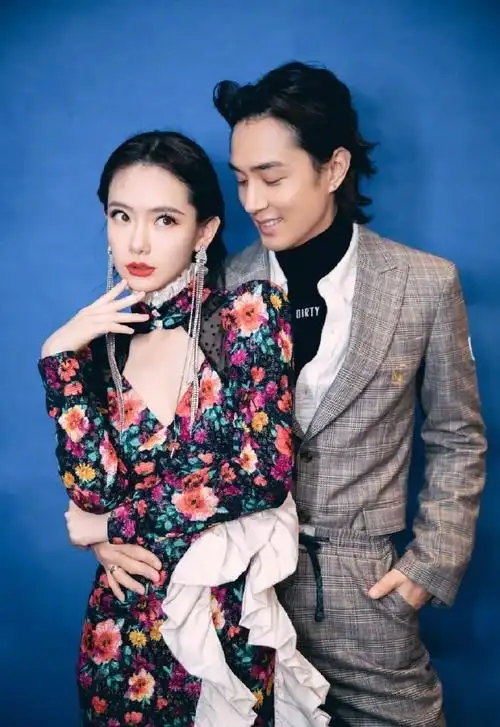 李承铉戚薇用拼音谈的恋爱