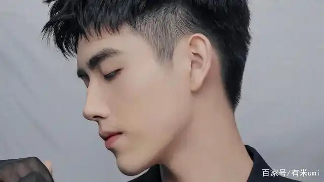 真正无死角的美人和帅哥,无论正脸侧脸都是很经得起推敲的,正面怎么算