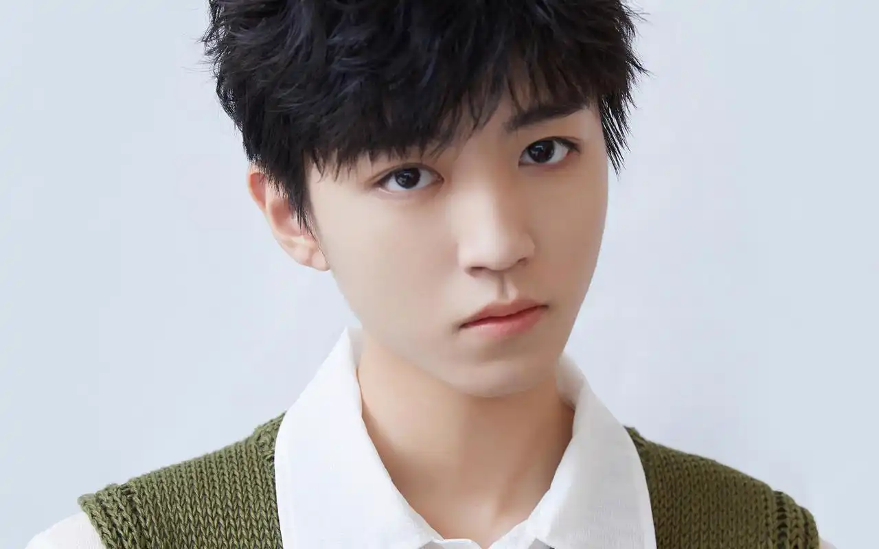 王俊凯清爽帅气图片桌面壁纸