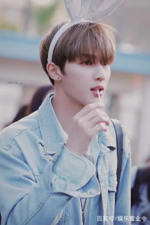 朱正廷戴兔耳朵发箍吃棒棒糖也太可爱了,双倍的可爱不要错过!