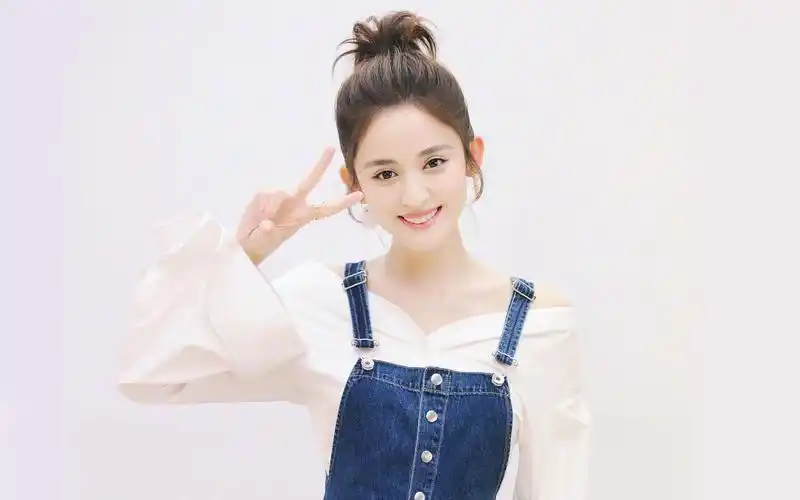 佑宁的搞怪动作让站一旁的古力娜扎哈哈大笑