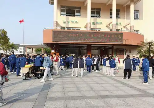 汀田一中举行让雷锋精神在校园闪光爱心义卖活动