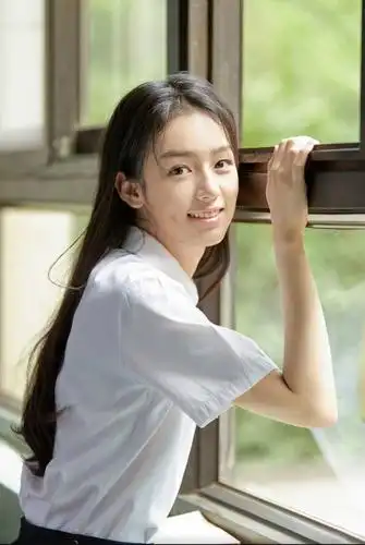 少年的你魏莱饰演者周也电影里的坏女孩生活中却令人心动