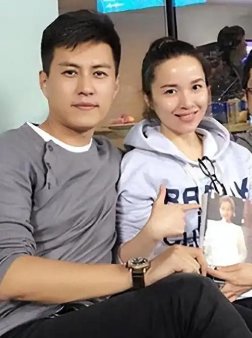 67靳东罕见携妻子现身,李佳素颜清纯嫩似高中生,他却似油腻大叔