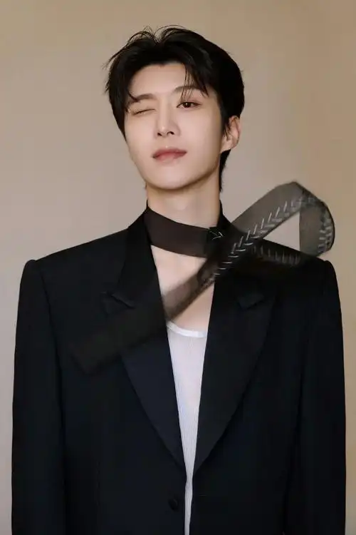 范丞丞first首作推介人##范丞丞脖子戴丝带