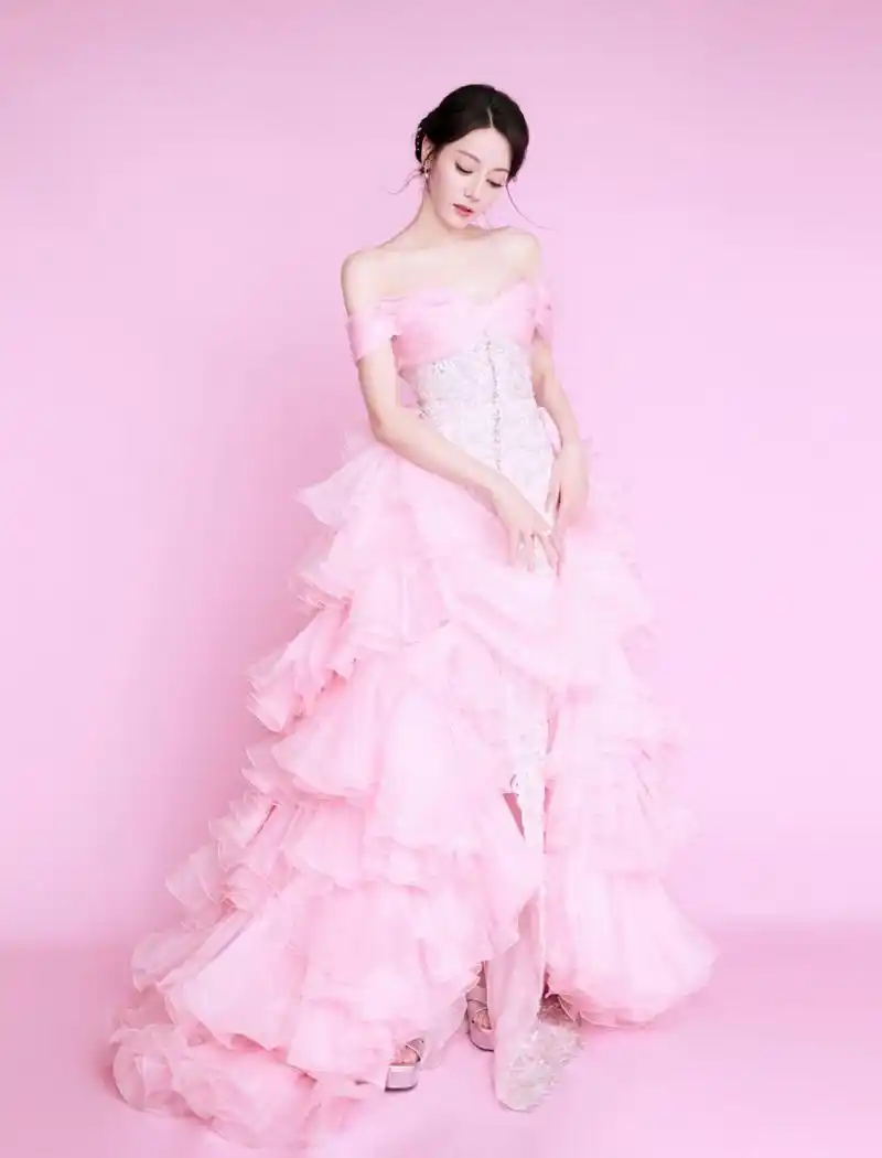 迪丽热巴粉色低胸长裙写真,甜美诱人,可爱感爆棚,太惹人喜爱了!