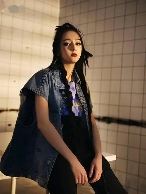 迪丽热巴脏辫造型酷飒摩登 工装裤搭短靴又a又飒