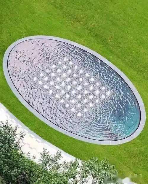 从而增加了亲水性,在流动的水面中创造了不同层次的水景,形成颇具特色