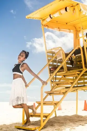 吉克隽逸沙滩尽显好身材