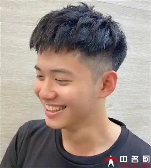 根定位离子烫发是利用头发根部进行离子烫设计,由