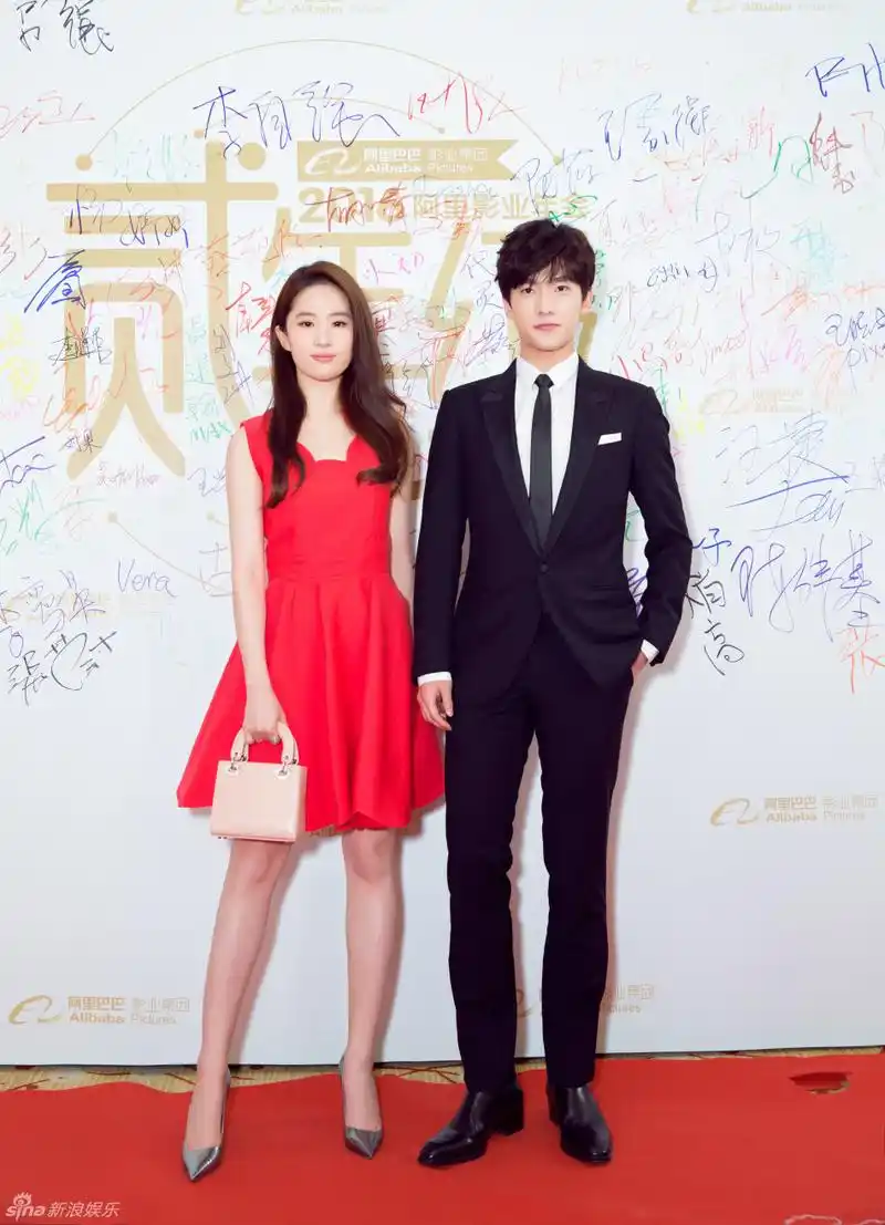 杨洋,刘亦菲, 支持   键翻阅图片 列表查看 大图 全屏观看 1 / 9 新浪