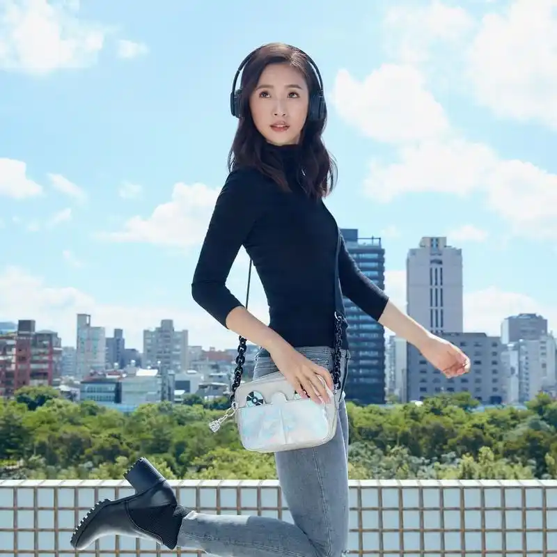 林依晨最新大片太惊艳穿娃娃裙古灵精怪37岁竟然像17岁未成年