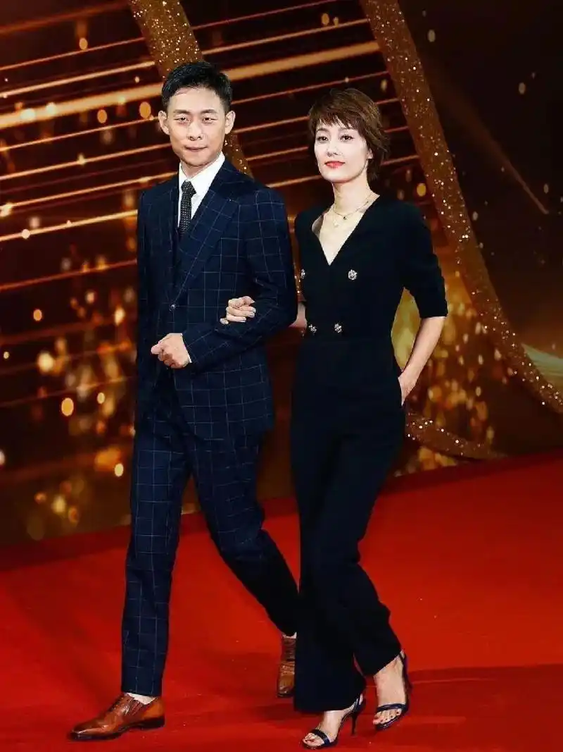 张译和马伊琍的这组照片,好有精英的氛围感#影娱点评官# #图文热点