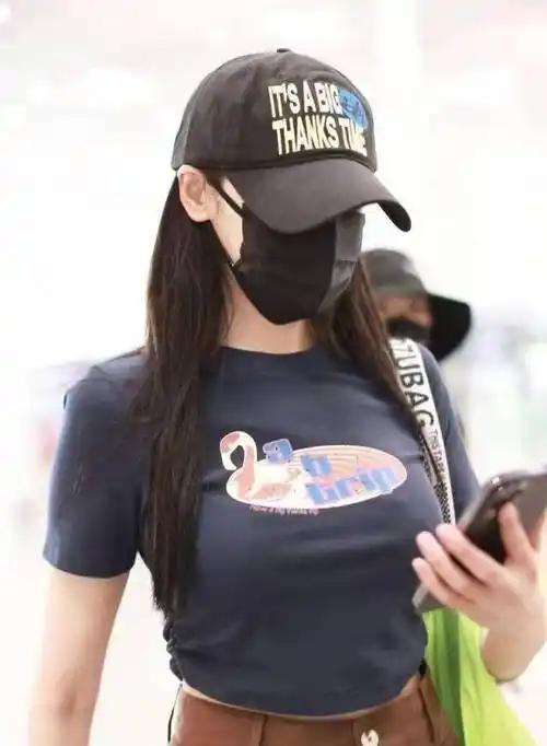 被张天爱惊艳了,穿露脐装建模身材太精致,1尺6蛮腰太吸睛了_风格_审美