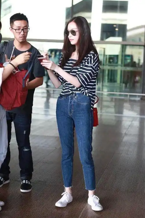 倪妮的机场穿搭充满烟火气,这才是真正的时尚|紧身|牛仔裤|上衣_网易