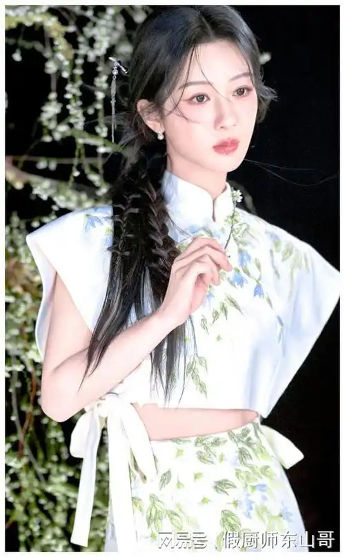 杨紫真瘦了胸都快瘦没了镂空造型直接变空杯衣服都挂不住了