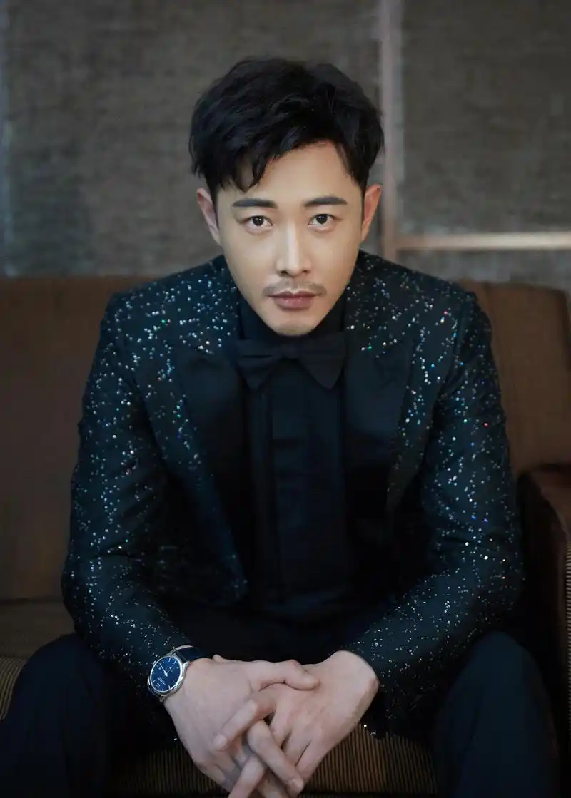 唐嫣罗晋同穿黑色西装外套,一个配皮裙,一个配衬衫,很有cp感