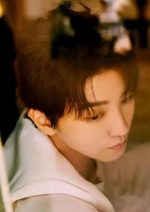 秋日氛围感大片写真,超爱王俊凯巴黎时装周的黑白西装两套造型