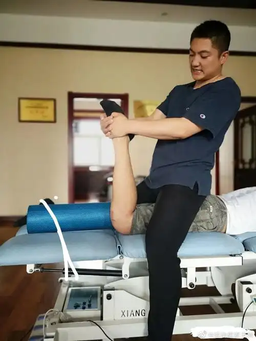 直接上来就掰腿不痛才怪康复师教你正确掰腿顺序