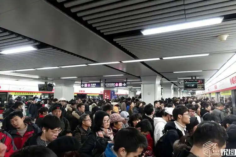 杭州地铁站人满为患,全是来西湖边看雪的