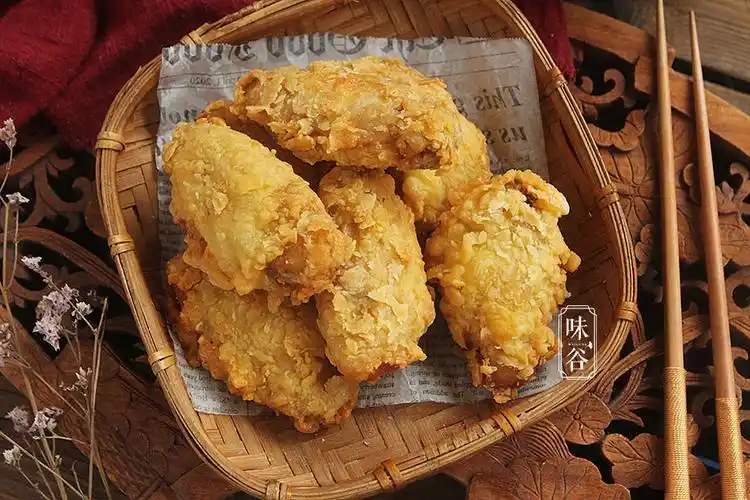 炸鸡翅好吃有秘诀,学会这么做,外酥里嫩多汁,比肯德基的还美味