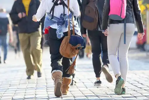 在行人过路处过马路的人照片-正版商用图片188ibn-摄图新视界