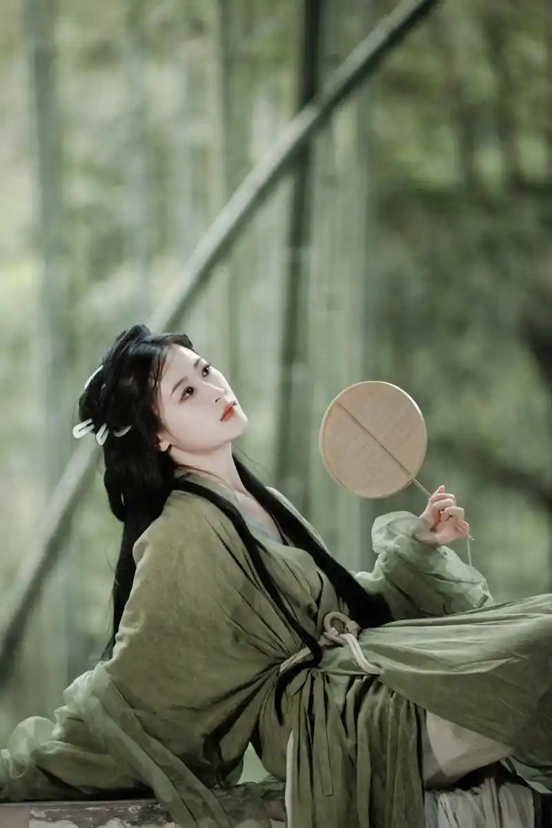 清冷古风拍摄~云栖足径.一袭青衣素雅飘逸  独倚幽亭 万般思 - 抖音