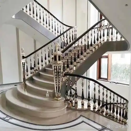 现代轻奢风k金铜楼梯扶手,以其简约而华丽的设计,成为了家居装饰中的