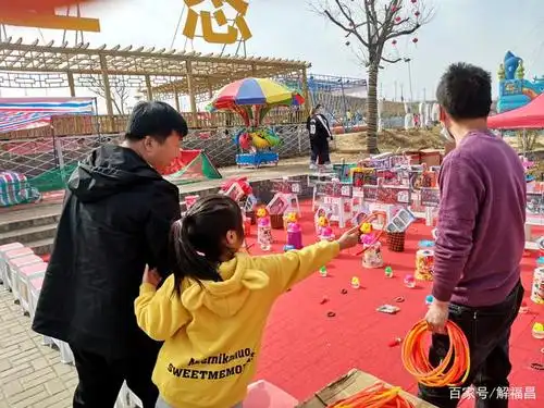 春节套圈,撒出去的是钱,套来的是快乐,挣钱的是摆摊者