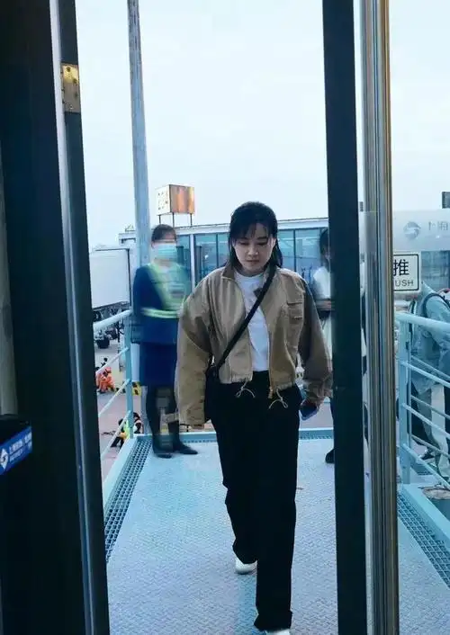 贾玲被网暴后首现身半披发夹克造型好a素颜生图美上热搜