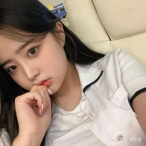 可爱学生妹脸蛋好稚嫩双颊充满恋爱感