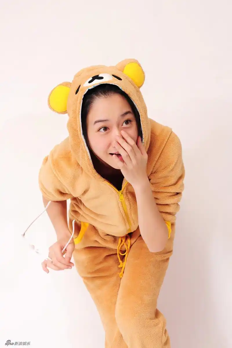 近日,一向以优雅甜美形象示人的女演员司光敏曝光了一组居家自拍写真