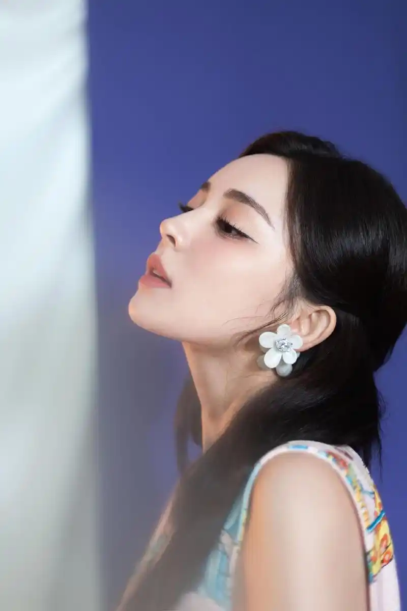 组图:古力娜扎最新写真释出好俏皮 身穿可爱短裙变身糖果系女孩