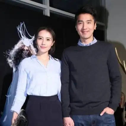 43岁高圆圆赵又廷现身机场扎丸子头似少女俩人边走边撒狗粮