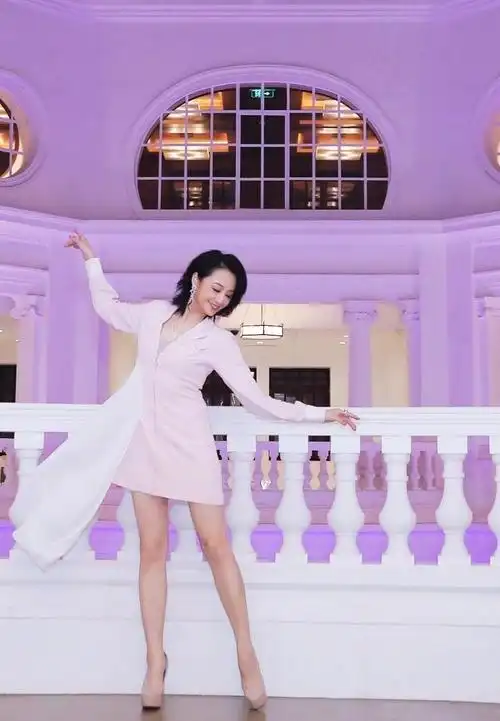 46岁曹颖身材依旧在线穿高领毛衣配短裙凹凸有致似少女