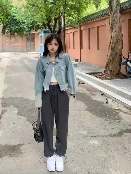 look4 短款撕边浅色牛仔外套 内搭白色短t恤 深灰色休闲抽绳束腿裤