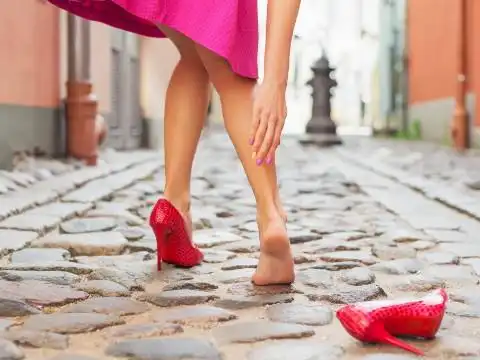 梦见穿高跟鞋崴脚,做梦网详解周公解梦预兆好不好