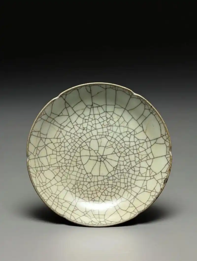 【哥窑·"己"字葵口碟】 宋元时期 藏于:台北故宫博物院   - 抖音