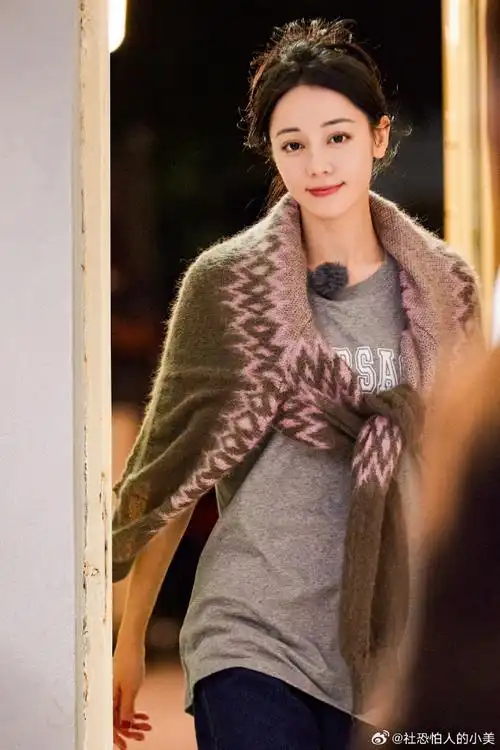 迪丽热巴克罗地亚穿搭