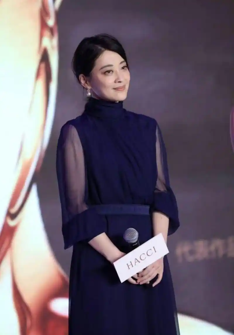 董卿与梅婷同穿蓝色长裙,颜值不相上下,董卿的气质更显高贵