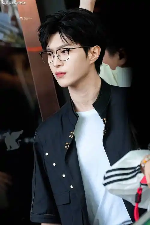 范丞丞玩游戏擦伤,发文报平安让粉丝安心